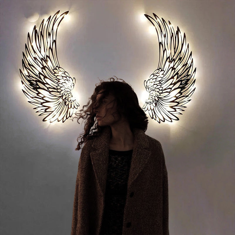 📢📢50 % RABATT!! ⏰Veggkunst med englevinger i metall og LED-lys🪽🌟