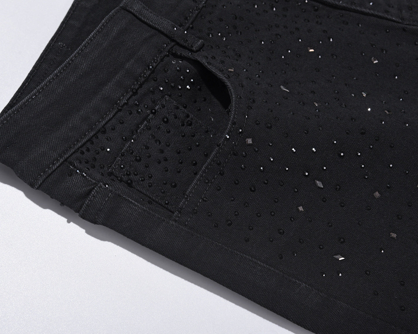 Slim-fit jeans i svart denim med strasspynt