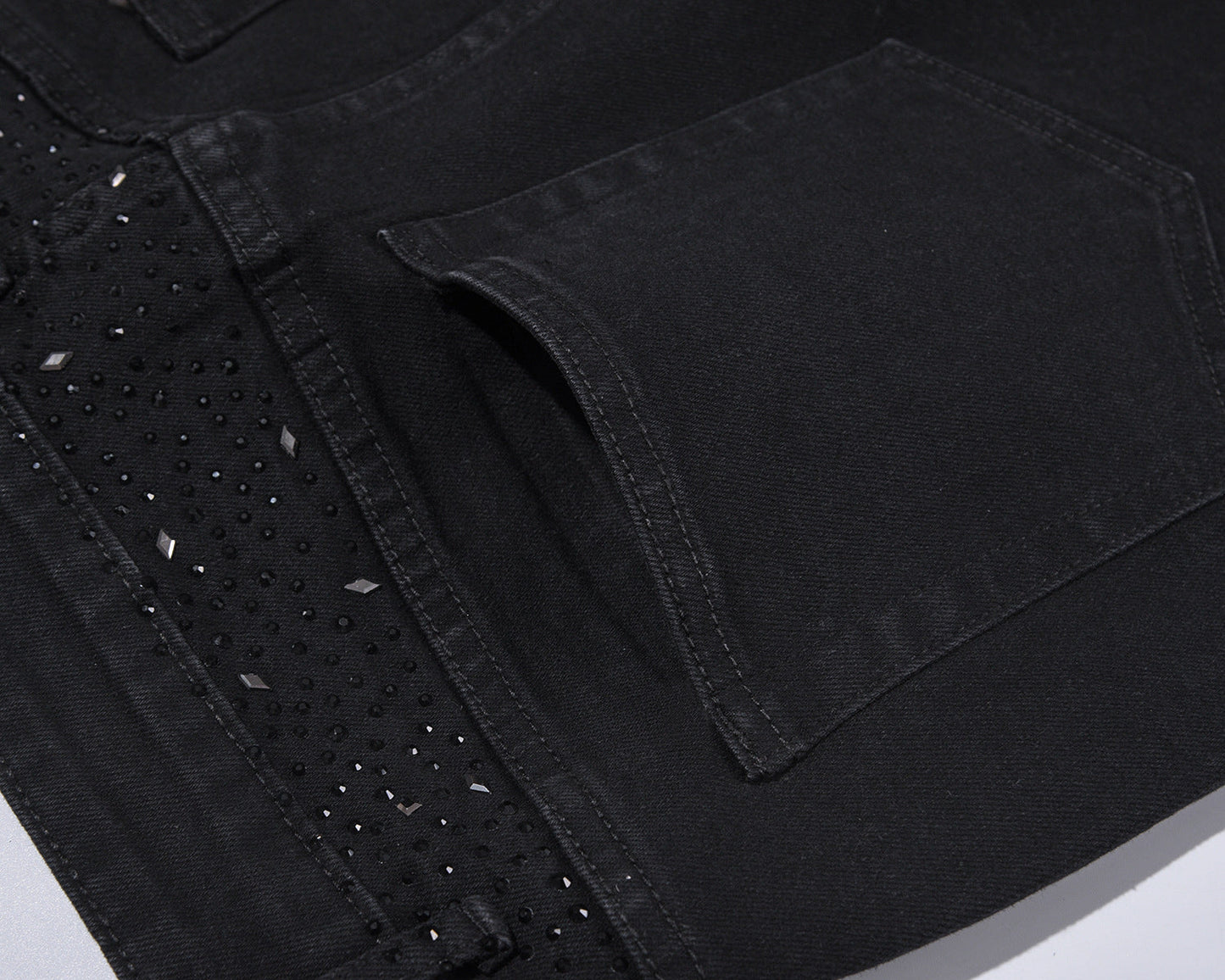 Slim-fit jeans i svart denim med strasspynt