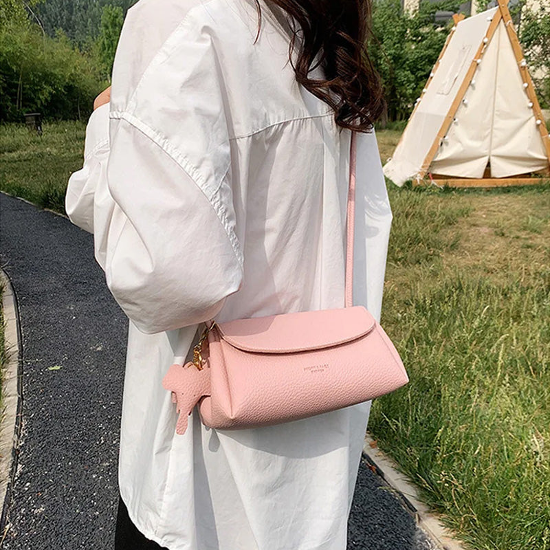 High end mote crossbody-veske for kvinner med elefantanheng