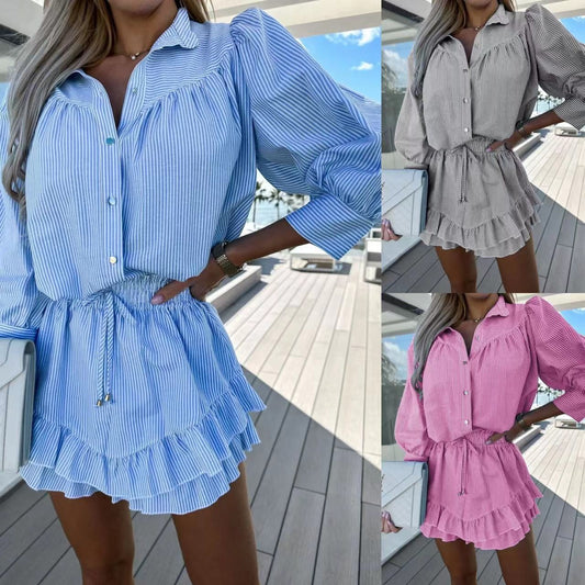 Damuppsättning med randiga button-down-toppar och korta kjolar med kavajslag