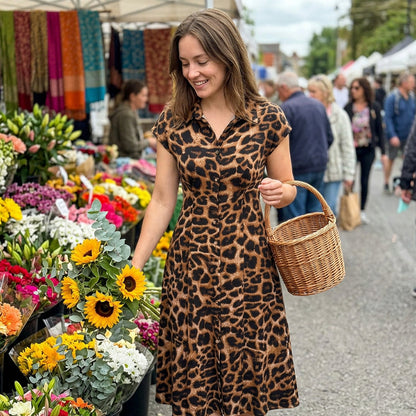 👗🐆 50 % RABATT! Elegant damekjole med leopardmønster og reverskrage – stilig, figursydd og perfekt til kontoret, middag og spesielle anledninger ✨